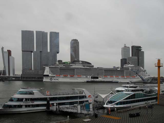 Cruiseschip ms MSC Grandiosa van MSC Cruises aan de Cruise Terminal Rotterdam